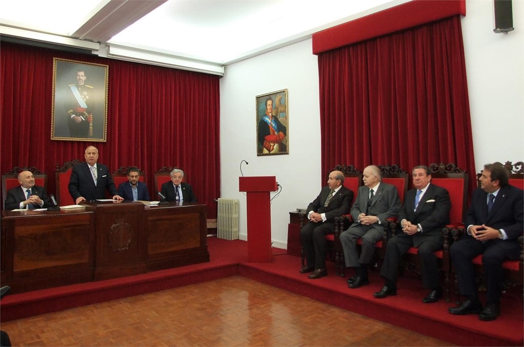 SOLEMNE SESIÓN GRATULATORIA DE ENTREGA, AL EXCMO. AYUNTAMIENTO DE A CORUÑA, DE “PLACA DE PLATA DE HONOR