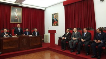 SOLEMNE SESIÓN GRATULATORIA DE ENTREGA, AL EXCMO. AYUNTAMIENTO DE A CORUÑA, DE “PLACA DE PLATA DE HONOR